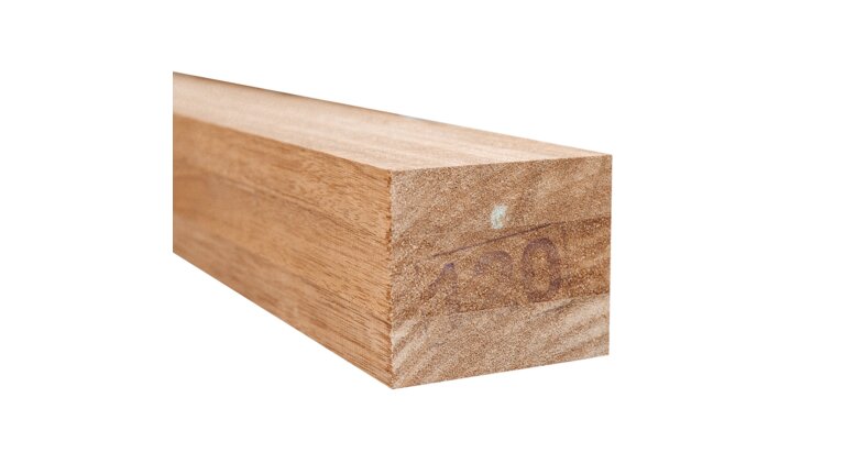 Quadratischer Holzpfosten mit rötlich-brauner Maserung im Anschnitt.